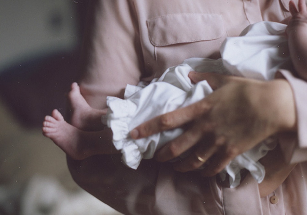 Studie: jak novorozenci prospívá rodičovská péče