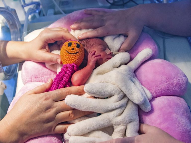 Háčkované chobotničky pro předčasně narozené děti